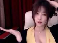 这曲线很“纲手”，不过妹子表情太尬了，纲手Cos不能这么憨