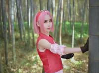 飒爽春野樱cos，眼神凌厉体态修长，竹林苦无完美展现战斗场景