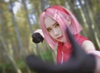 飒爽春野樱cos，眼神凌厉体态修长，竹林苦无完美展现战斗场景