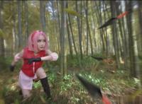 飒爽春野樱cos，眼神凌厉体态修长，竹林苦无完美展现战斗场景