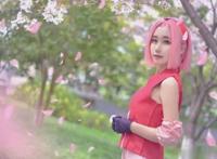 飒爽春野樱cos，眼神凌厉体态修长，竹林苦无完美展现战斗场景