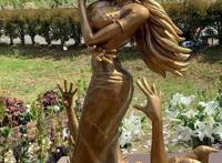 《海贼王》最新实大罗宾雕像尾田家乡揭幕总计9座第八座