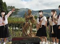 《海贼王》最新实大罗宾雕像尾田家乡揭幕总计9座第八座