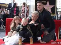 成龙开心，李小龙遗憾，那些留名星光大道的巨星表情