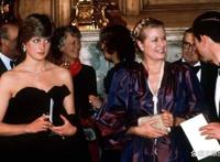 「1981-1997」戴安娜王妃的50张名人合影，从青涩到成熟