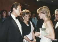 「1981-1997」戴安娜王妃的50张名人合影，从青涩到成熟