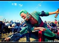 海贼王真人版：这真人版的索隆同时秒杀104个对手，但样貌很无语