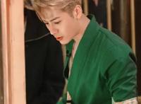 撕漫男！王嘉尔cos海贼王索隆绿袍 红腰带完美还原