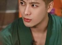 撕漫男！王嘉尔cos海贼王索隆绿袍 红腰带完美还原