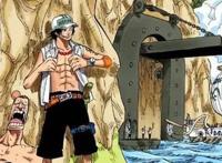 火拳艾斯唯一一次穿上海军制服，网友：终于实现了卡普一生的梦想