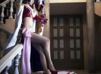 《海贼王》女帝绝美cos照，姿势妩媚蛮腰抢镜，高难度动作险走光