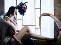 《海贼王》女帝绝美cos照，姿势妩媚蛮腰抢镜，高难度动作险走光