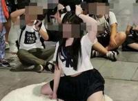 漫展屡现“掀裙”现象，什么都敢露，女coser故意显摆？