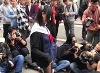 漫展屡现“掀裙”现象，什么都敢露，女coser故意显摆？