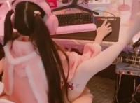 二次元美少女的奇葩吃鸡姿势引围观，网友佩服：真是开眼界了！
