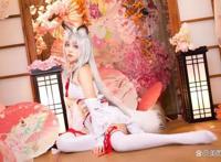 cosplay美女系列：二次元胡桃重拳出击，室内写真诱惑迷人