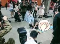 哈尔滨漫展cos兔女郎摆不雅照，麻衣学姐形象被毁，女coser还怼人