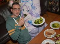 “二次猿”最喜欢的2种周边，一种被死宅抱着，画面辣眼睛