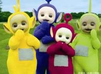 网友翻出一张与《天线宝宝》的合影，画面太“温馨”，不忍直视！