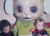 网友翻出一张与《天线宝宝》的合影，画面太“温馨”，不忍直视！