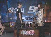 CF-11周年：火线演播室又迎来2位二次元美女，说好的看比赛呢？