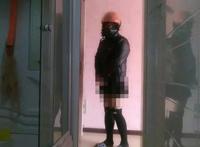 女装大佬深夜出门，街头掀裙自拍不雅照，漫迷：他配叫coser？