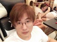 AG超玩会莲终于开微博，却用个女头，寒夜：莲，你是不是弯的？