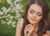 天梦冰蚕灵眸少年，轻轻的触摸着云雾的细腻肌肤！