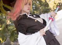 《鬼灭之刃》COS秀，祢豆子太诱人，恋柱的刀鞘真是又大又白呢！