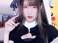 腐团儿直播间cos黑暗护士，10分钟被警告两次？观众表示过于养眼