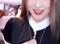 腐团儿直播间cos黑暗护士，10分钟被警告两次？观众表示过于养眼