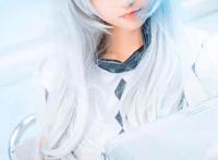 二次元COS壁纸，五官精致的小姐姐，高冷中含着几分可爱