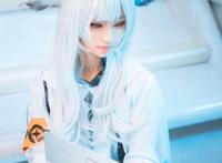 二次元COS壁纸，五官精致的小姐姐，高冷中含着几分可爱