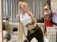 腐团儿圣诞双重福利，战术后退加飞吻比心，还有黑色学姐COS写真