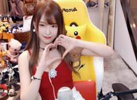 腐团儿圣诞双重福利，战术后退加飞吻比心，还有黑色学姐COS写真