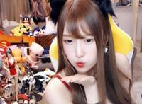 腐团儿圣诞双重福利，战术后退加飞吻比心，还有黑色学姐COS写真