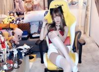 腐团儿圣诞双重福利，战术后退加飞吻比心，还有黑色学姐COS写真