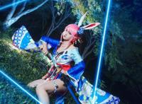 崩坏三：八重樱超酷cos，肤白胜雪美如画，满屏激光特效神级还原