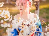 崩坏3：八重樱超美cos，左手持刀，右手执扇，漫天樱花美如画