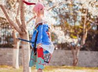 崩坏3：八重樱超美cos，左手持刀，右手执扇，漫天樱花美如画