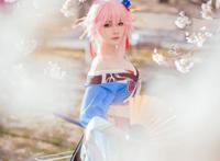 崩坏3：八重樱超美cos，左手持刀，右手执扇，漫天樱花美如画
