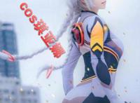 未成年女生cos琪亚娜，两人不同风格，细腰大长腿和翘臀女神