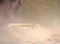 比比东素颜太美，紫色吊带加大长腿，配上粉红色口红，满满的羡慕