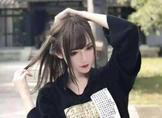 腐团儿cos纲手，当她后撤椅子，身材百分百还原，我看呆了