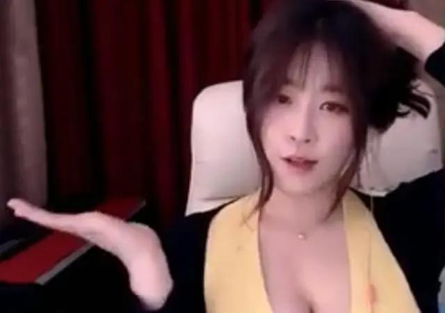 这曲线很“纲手”，不过妹子表情太尬了，纲手Cos不能这么憨