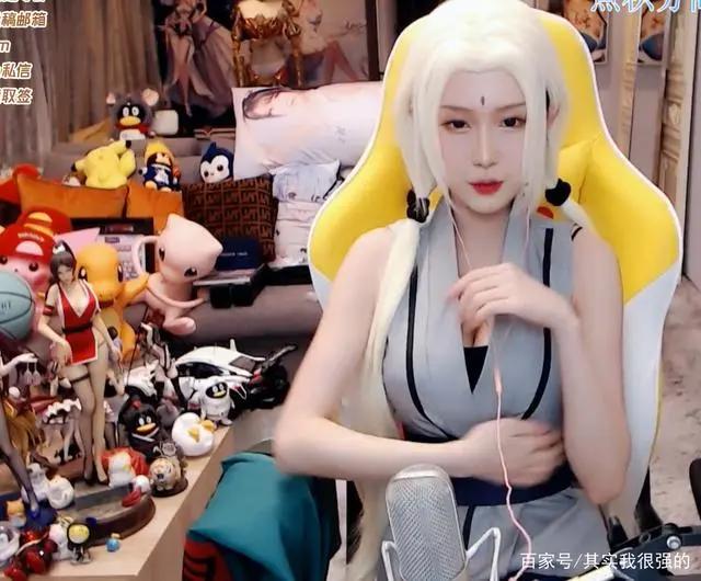 腐团儿直播COS纲手，完美还原纲手身材，观众却只想看裤衩子