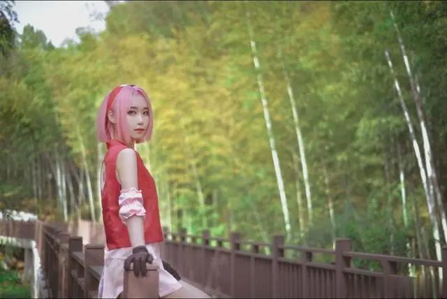 飒爽春野樱cos，眼神凌厉体态修长，竹林苦无完美展现战斗场景