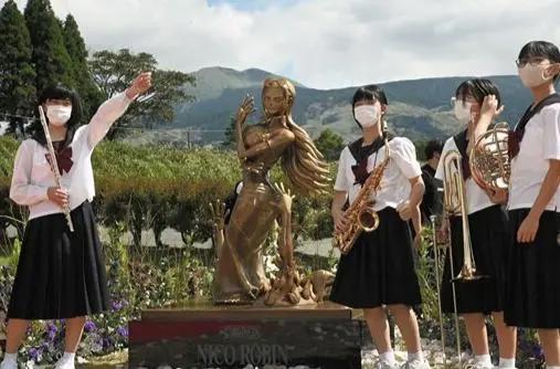 《海贼王》最新实大罗宾雕像尾田家乡揭幕总计9座第八座