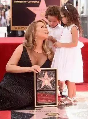 成龙开心，李小龙遗憾，那些留名星光大道的巨星表情