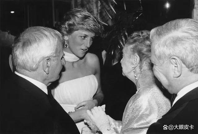 「1981-1997」戴安娜王妃的50张名人合影，从青涩到成熟